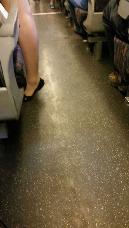 動車和高鐵車廂是使用的是什么地板？