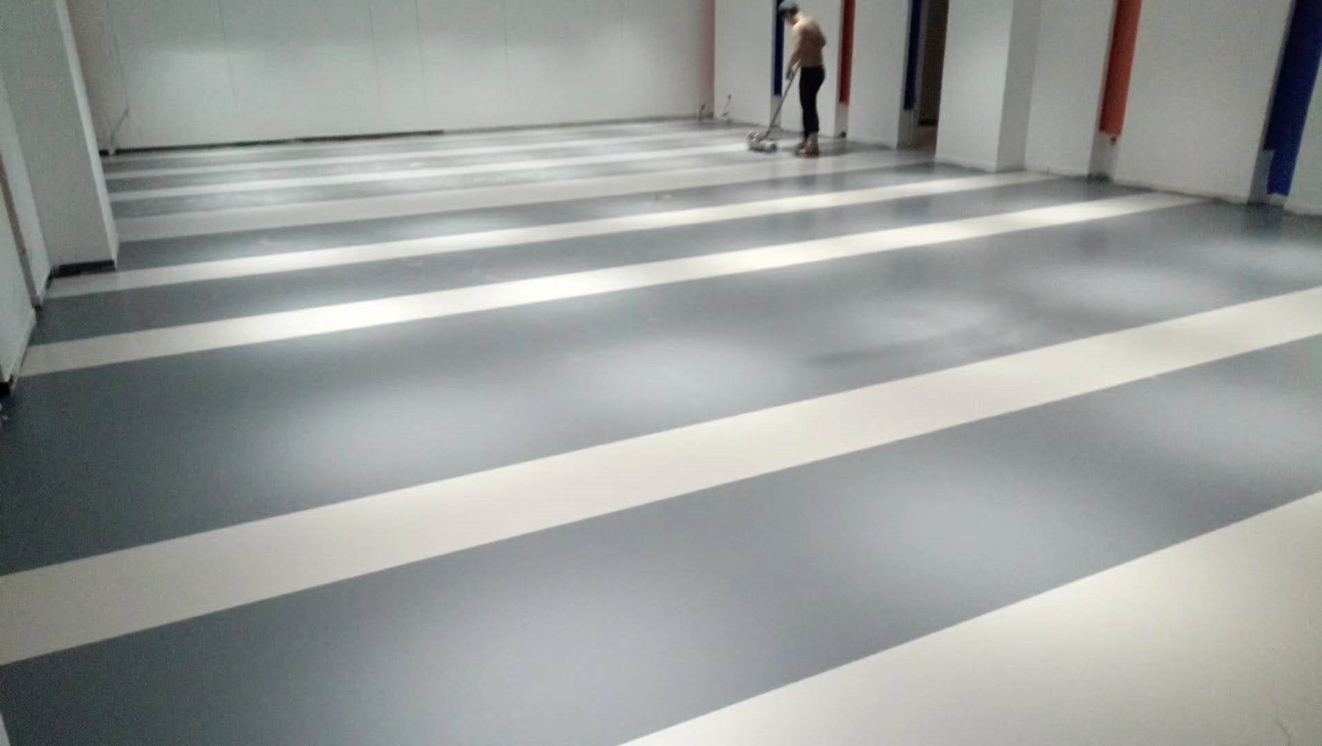 橡膠地板使用什么自流平？